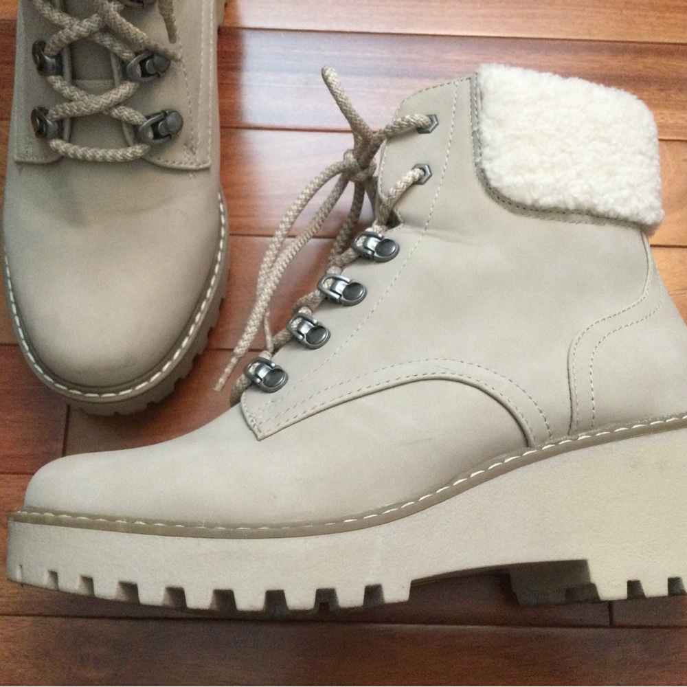 PRICE DROP! Women's Cream Lace-Up Winter boots with shearling trim